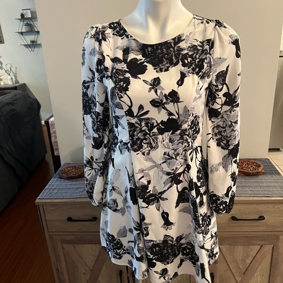Everly like new floral midi dress - Picture 2 of 4